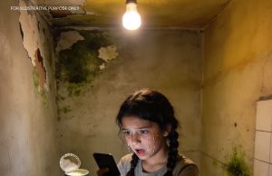 A 12-year-old girl asked her aunt to borrow money to buy milk for her little brother… but by mistake the message ended up on a millionaire’s cell phone.